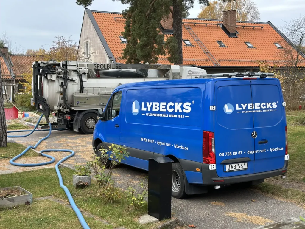 En slamsugningsbil och en kombibil