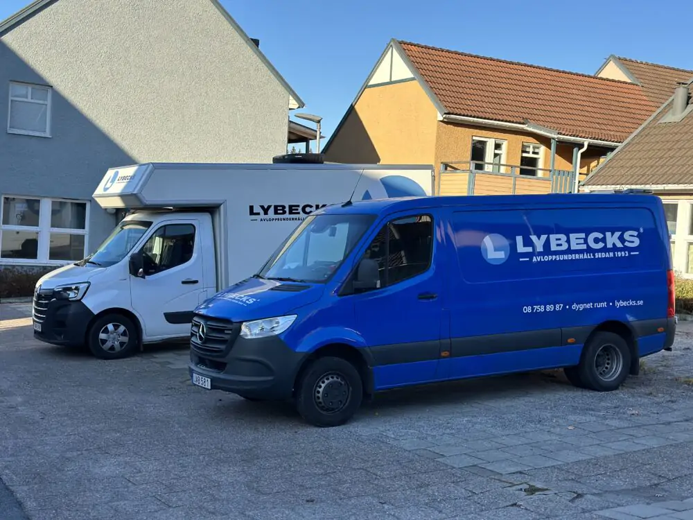 Två bilar från Lybecks som är redo för akut högtrycksspolning