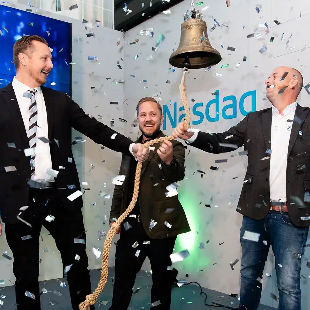 Aktieägare - Aktieägare firar genom att ringa börsklockan