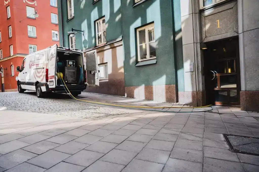 Fastighetsbolag - Spolbil som utför högtrycksspolning hos kund Spolbil som utför högtrycksspolning hos kund