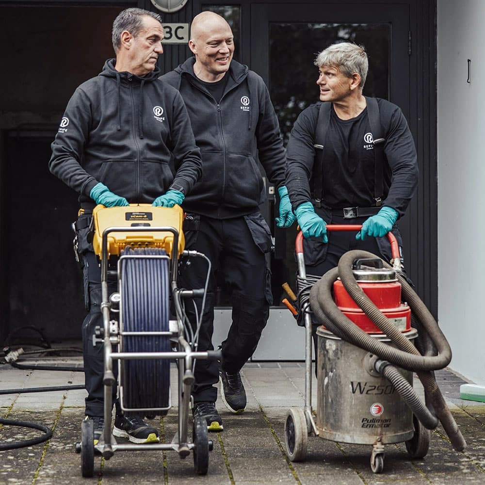 Fastighetsförvaltare - Medarbetare som samarbetar Samarbete mellan medarbetare