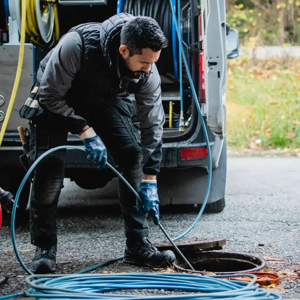 Fastighetsförvaltare - Spoltekniker spolar i brunn