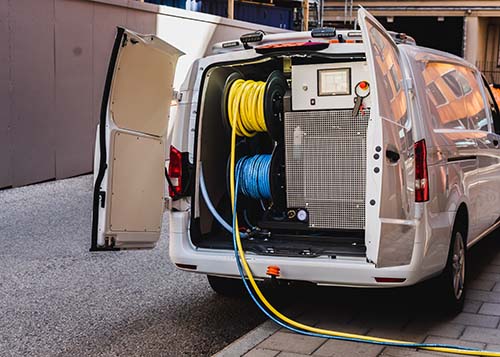 Spolbil som utför stamspolning hos kund Spolbil som utför stamspolning hos kund