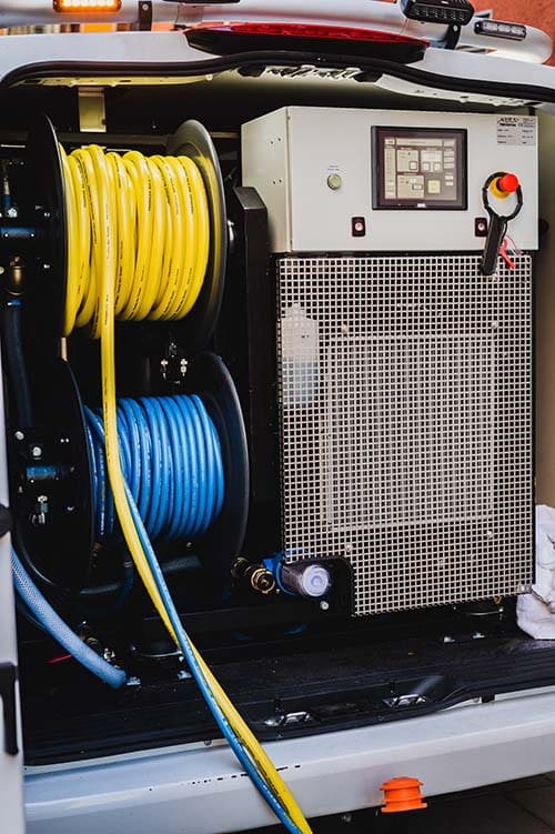 Spolbil förbereder för stamspolning av avlopp åt fastighetsförvaltare Spolbil förbereder för stamspolning av avlopp åt fastighetsförvaltare