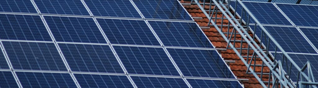 Solenergi från solpaneler i solcellsanläggning Solenergi från solpaneler i solcellsanläggning