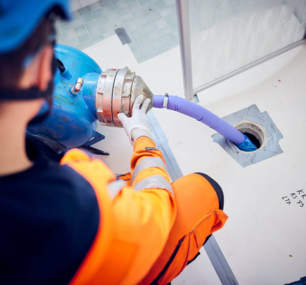 Reliningstekniker som utför relining Reliningstekniker som utför relining