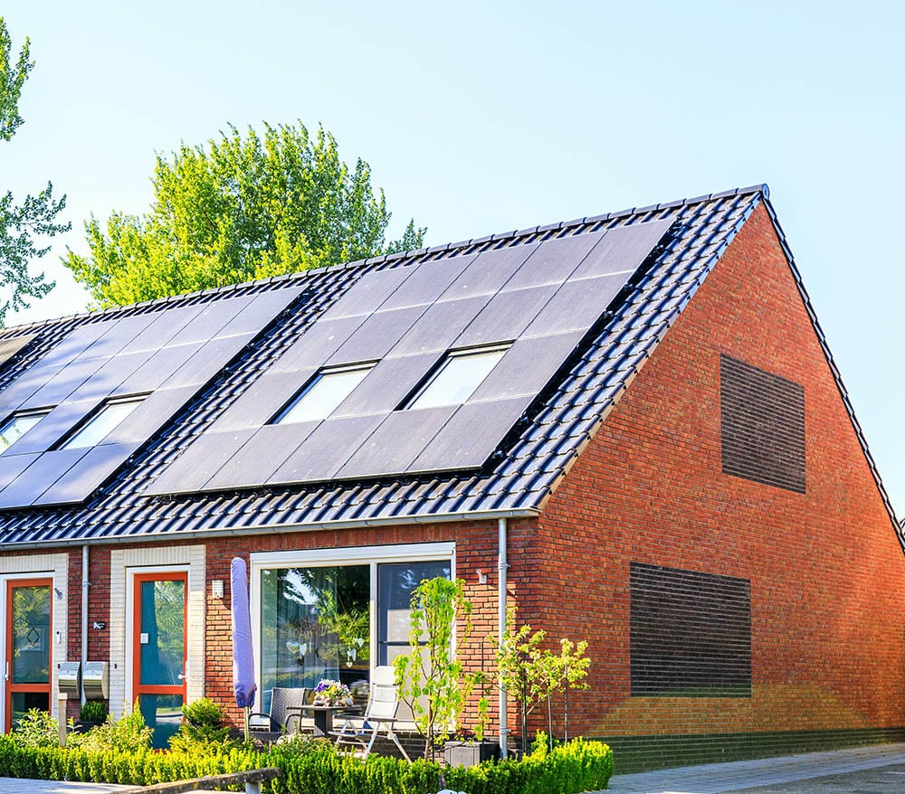 Solenergi med solpaneler på tak Solenergi med solpaneler på tak